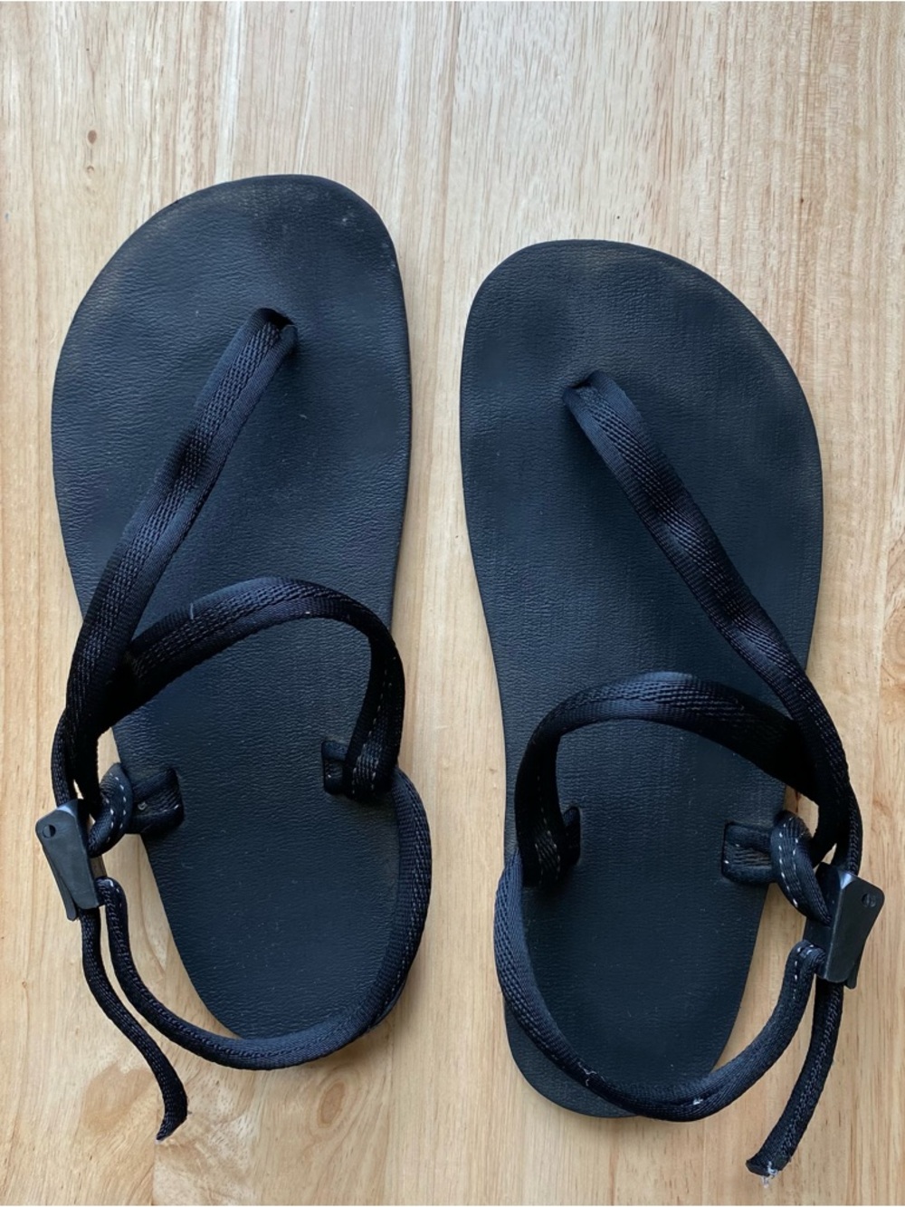 Earthrunners primal sandals with black laces size 6. Minimal black sandals